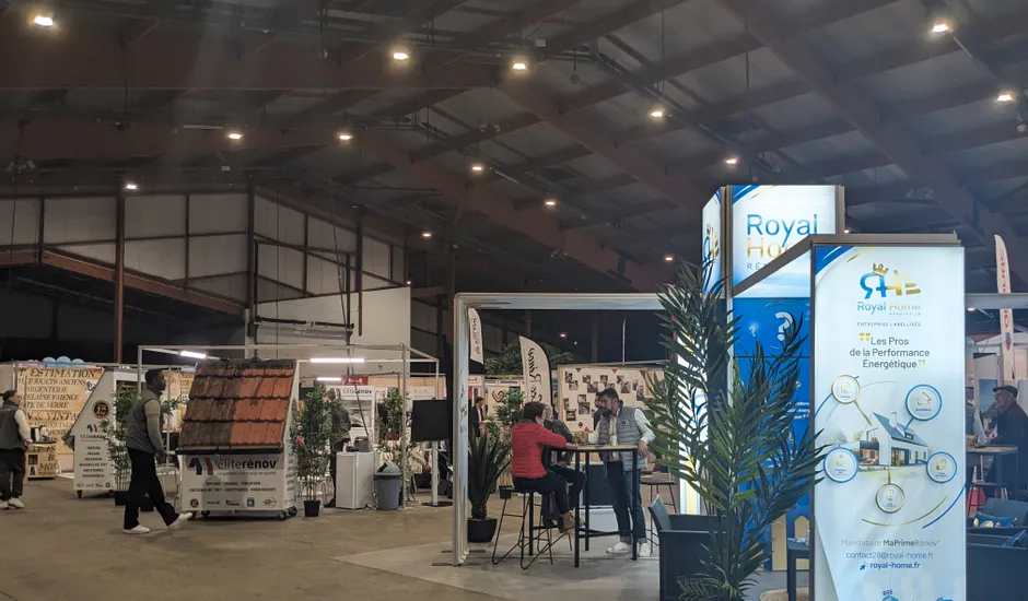 Conseiller Royal'Home expliquant les aides à la rénovation d’ampleur pour à Brou