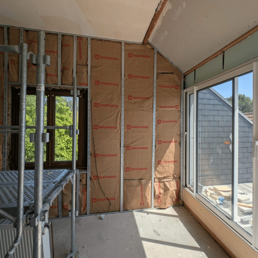 Isolation thermique par l’intérieur en cours avec laine de roche ROCKWOOL - Pose de l’ossature métallique - Royal'Home Rénovation à Chartres