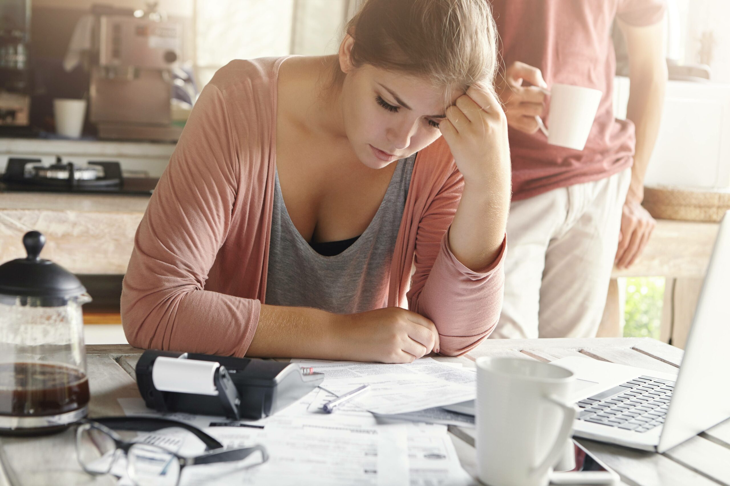 Jeune femme préoccupée par les factures d'énergie trop élevée