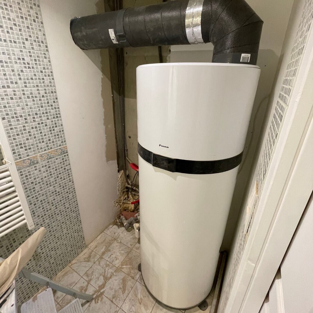 Installation d’un ballon thermodynamique Daikin pour la production d’eau chaude sanitaire - Royal'Home Rénovation à Chartres