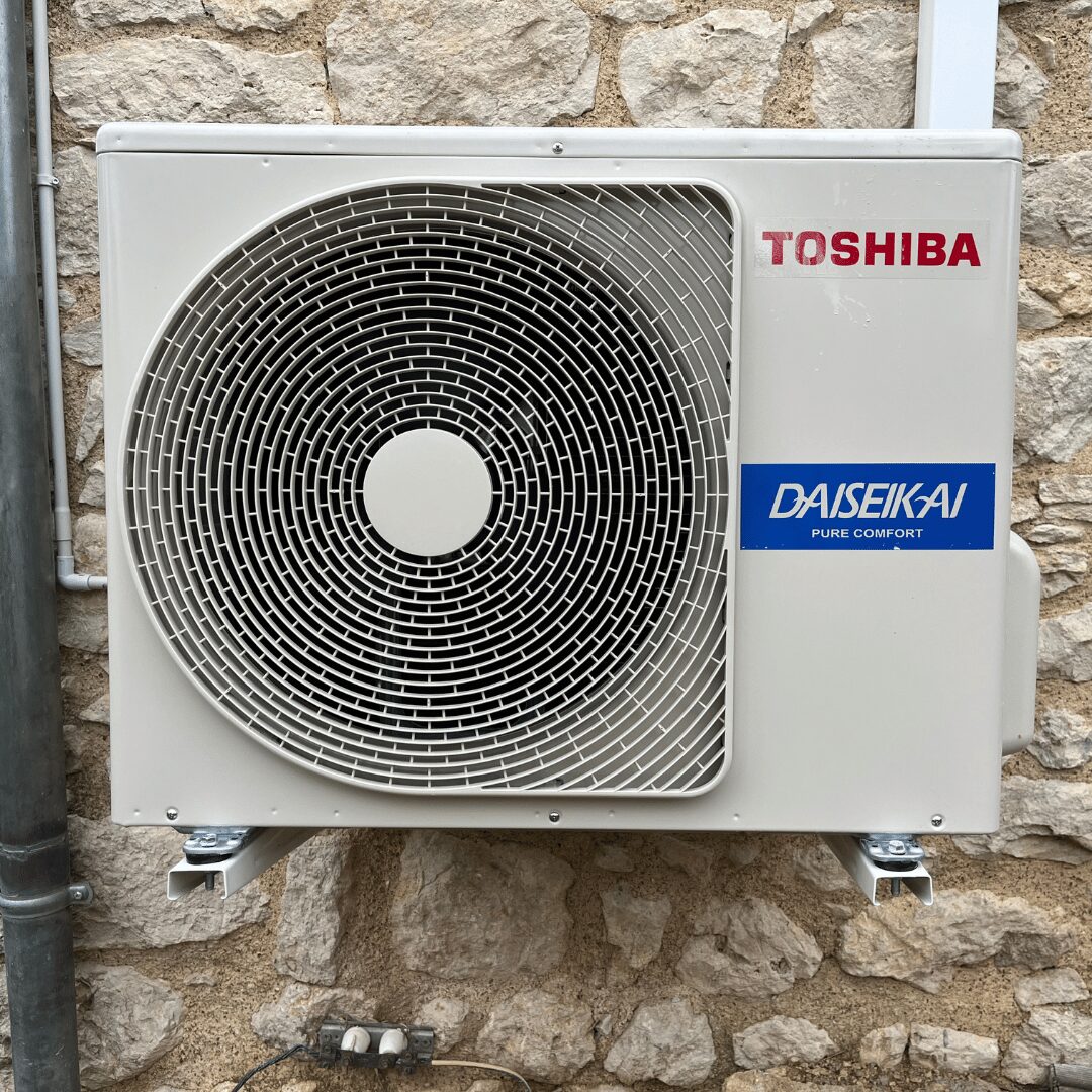 Installation d’une pompe à chaleur - unité extérieure en façade de maison - Royal'Home Rénovation à Chartres