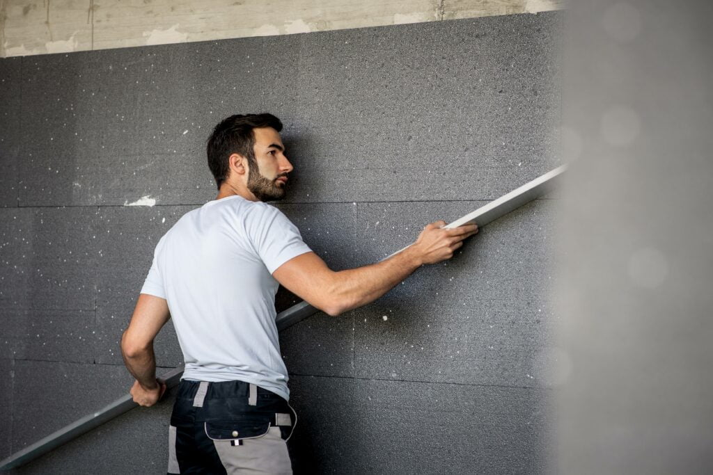 Façadier sur le chantier d'une isolation extérieur avec polystyréne