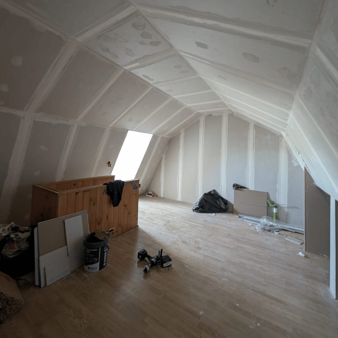 Résultat final d’une isolation thermique par l’intérieur ITI - Finitions soignées dans les combles - Royal'Home Rénovation à Chartres