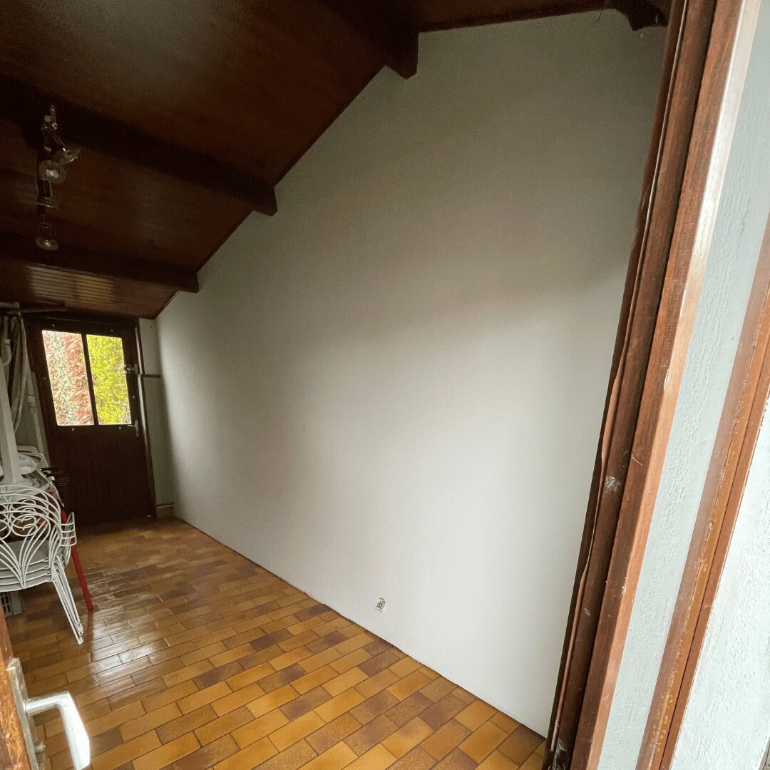 Isolation thermique par l’intérieur avec pose de plaques de plâtre terminée - Résultat final propre et prêt à peindre - Royal'Home Rénovation à Chartres