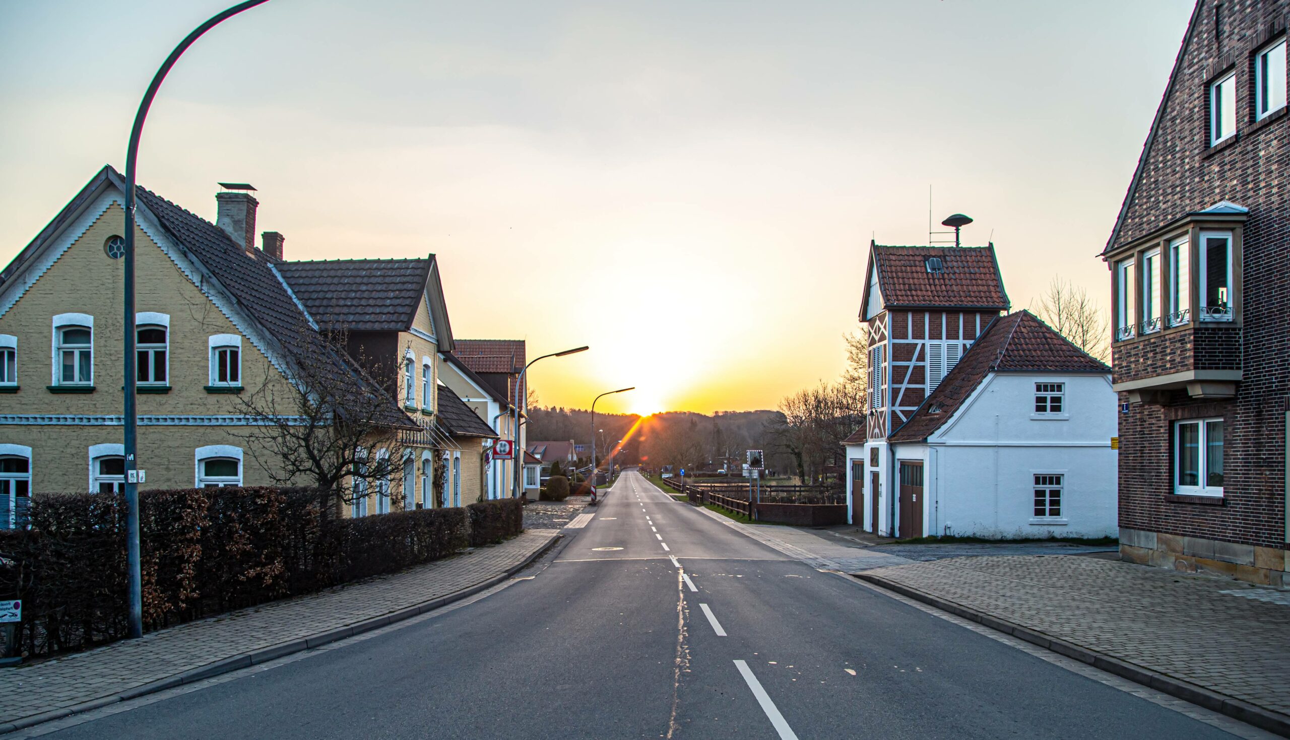 Route passant à côté d'une maison