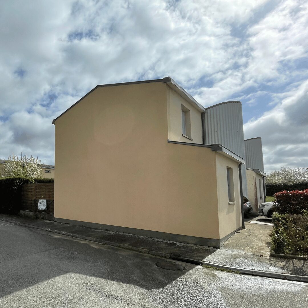 Façade rénovée après ravalement de façade complet - Royal'Home Rénovation à Chartres