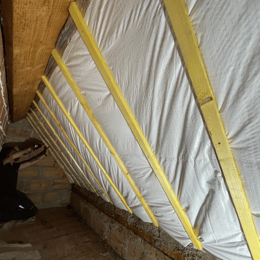 Travaux d’isolation des rampants en cours - Pose de l’isolant et pare-vapeur sous toiture - Royal'Home Rénovation à Chartres